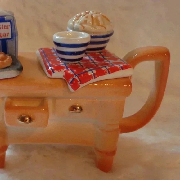 Teapot Pie Baking Figurine - Picture 4 of 10